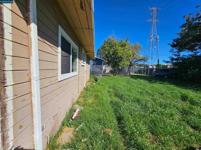 604 Harrison Dr, Richmond, CA 94806