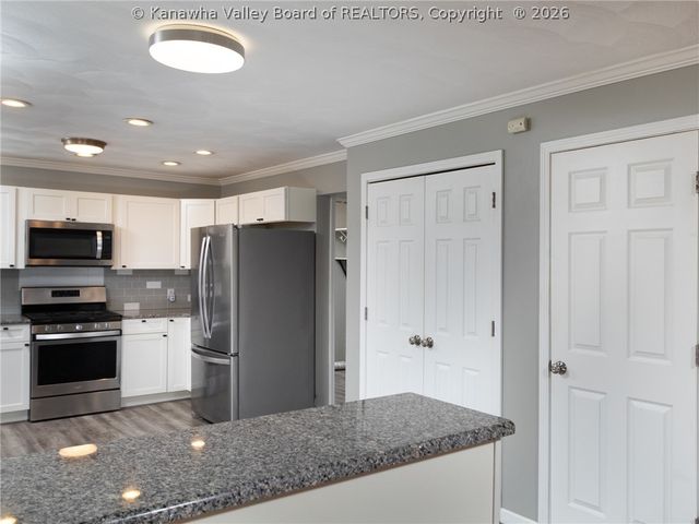 301 Lower Overlook Drive, Hurricane, WV 25526