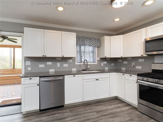 301 Lower Overlook Drive, Hurricane, WV 25526