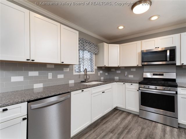 301 Lower Overlook Drive, Hurricane, WV 25526