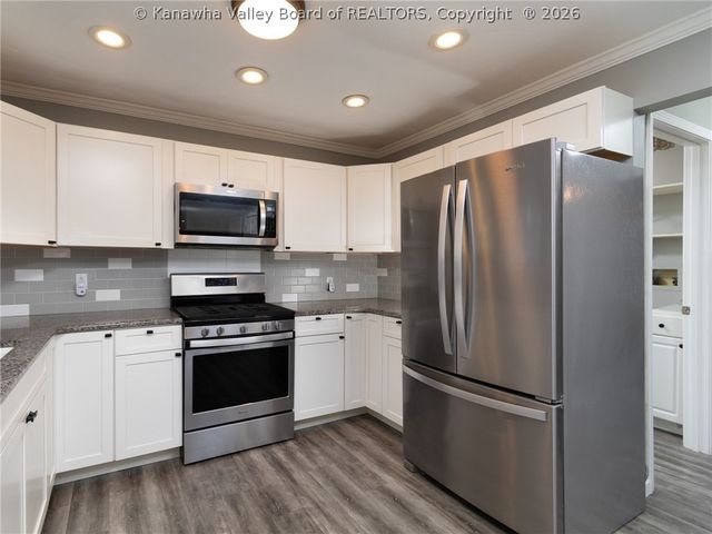 301 Lower Overlook Drive, Hurricane, WV 25526