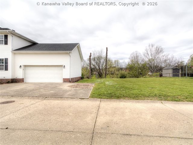 301 Lower Overlook Drive, Hurricane, WV 25526