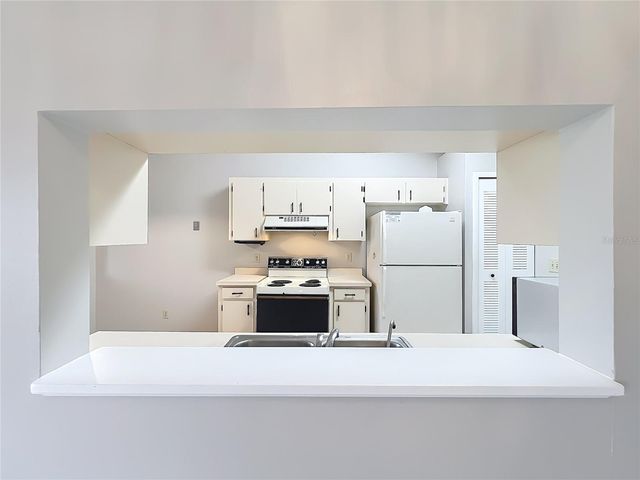 2943 ROUNDABOUT LANE, Orlando, FL 32818