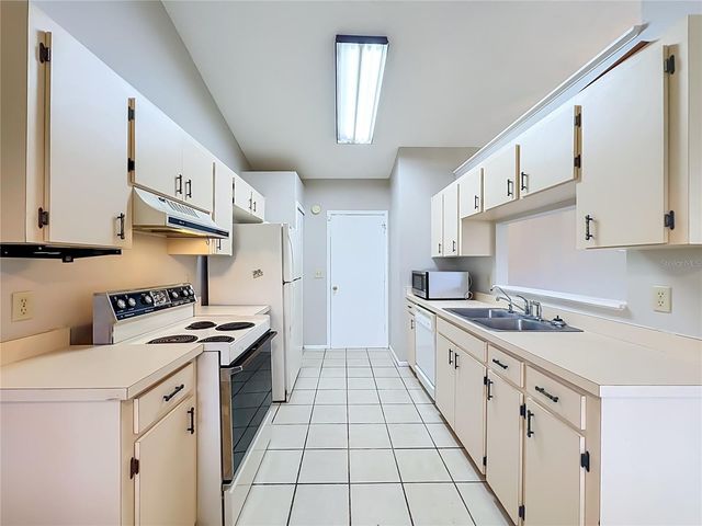 2943 ROUNDABOUT LANE, Orlando, FL 32818
