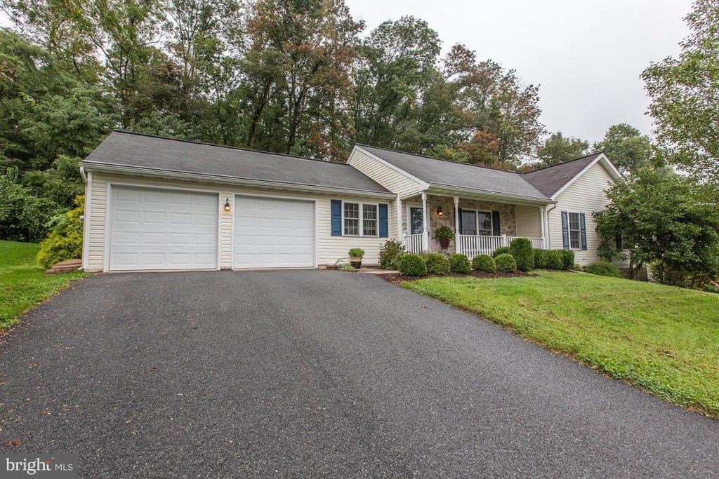 112 COMMODORE DR, Bainbridge, PA 17502