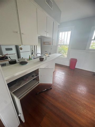 2206 Bernardo De Galvez Avenue, Galveston, TX 77550