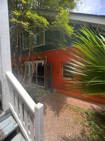 2206 Bernardo De Galvez Avenue, Galveston, TX 77550