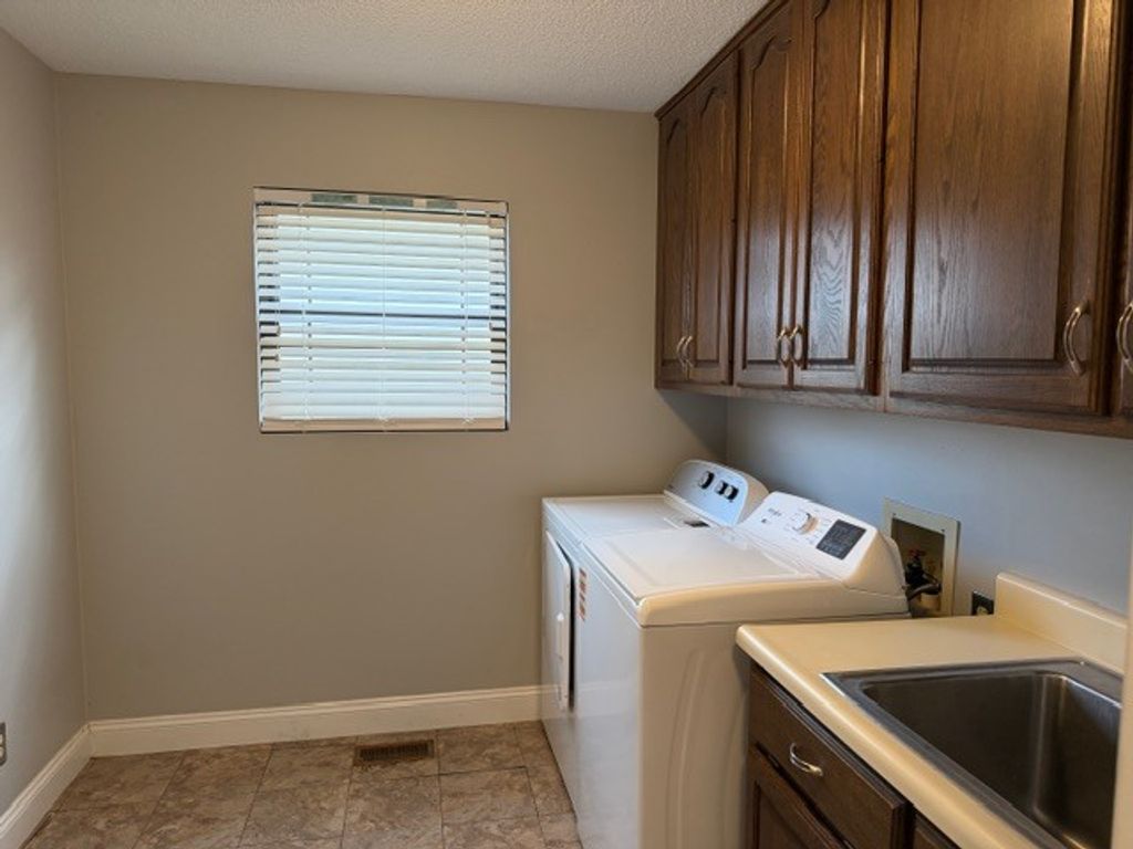 Image 13 of property listing at 500 Wren, Mt Vernon, IL 62864