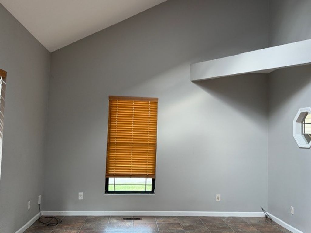 Image 14 of property listing at 500 Wren, Mt Vernon, IL 62864