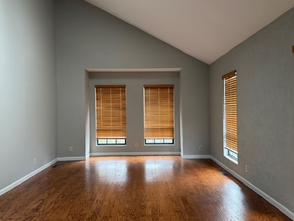 Image 16 of property listing at 500 Wren, Mt Vernon, IL 62864