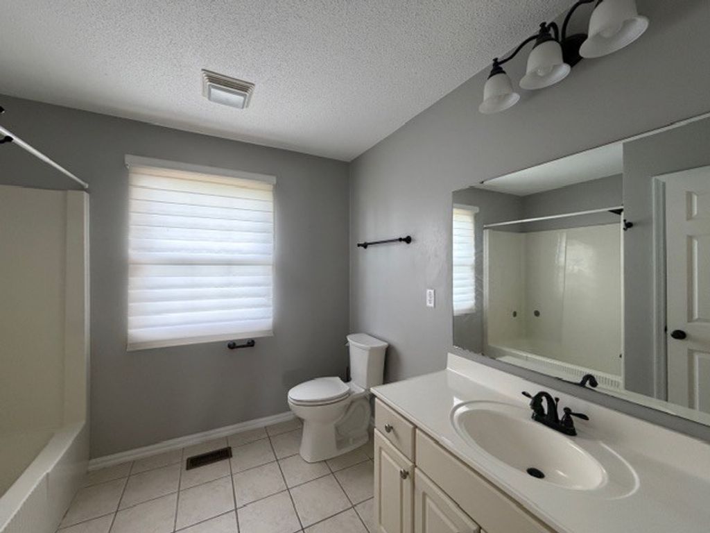 Image 18 of property listing at 500 Wren, Mt Vernon, IL 62864