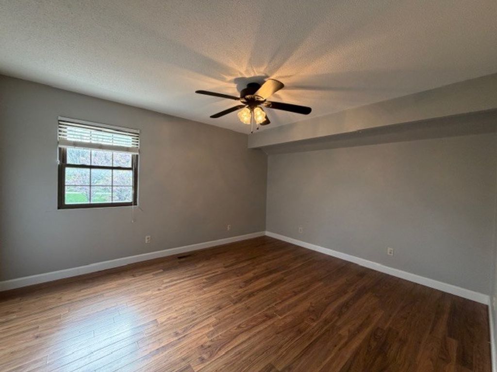 Image 20 of property listing at 500 Wren, Mt Vernon, IL 62864