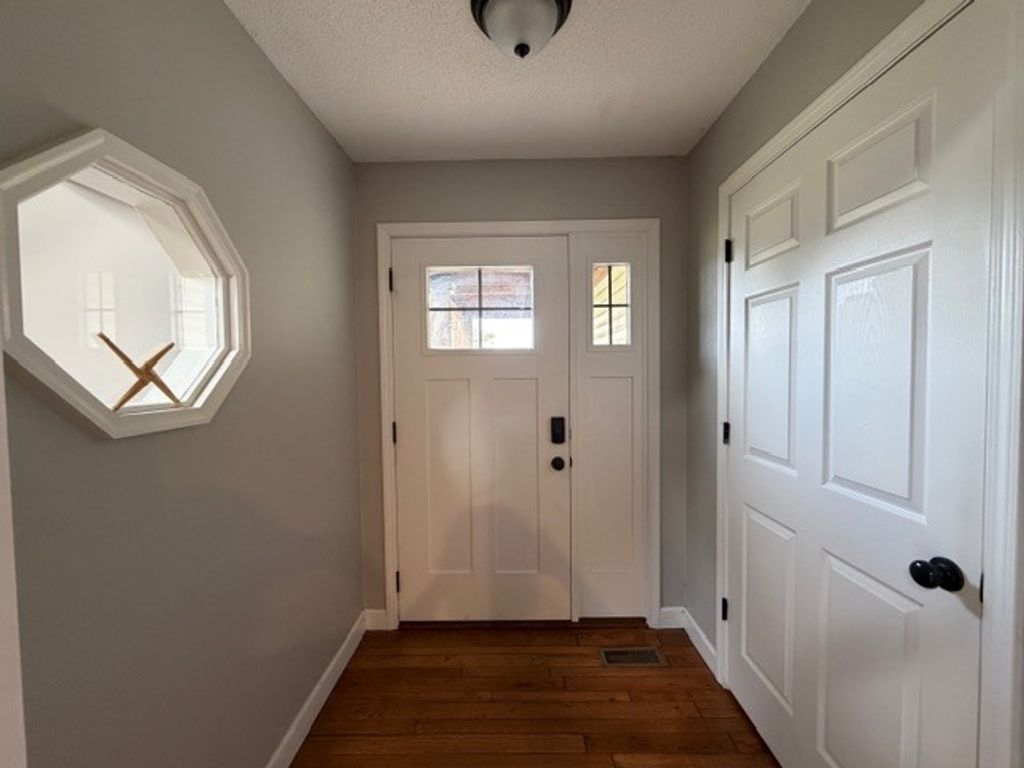 Image 3 of property listing at 500 Wren, Mt Vernon, IL 62864