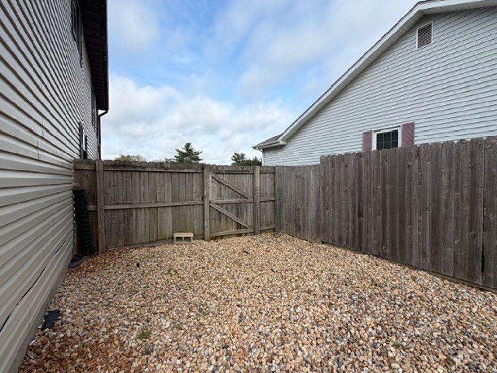 Image 5 of property listing at 500 Wren, Mt Vernon, IL 62864