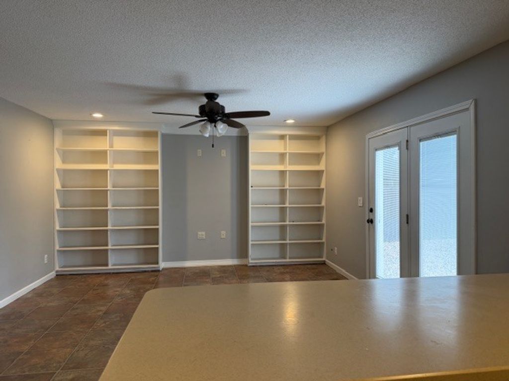 Image 9 of property listing at 500 Wren, Mt Vernon, IL 62864