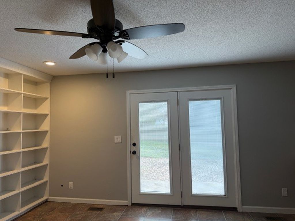 Image 10 of property listing at 500 Wren, Mt Vernon, IL 62864