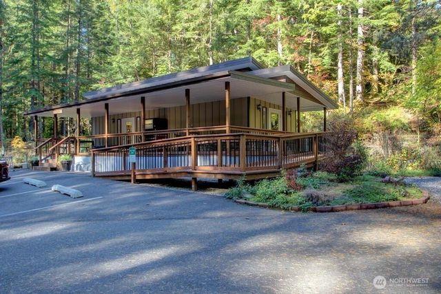 161 Christmas Tree Circle, Deming, WA 98244