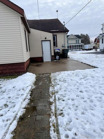 705 W NORTH WATER STREET, New London, WI 54981