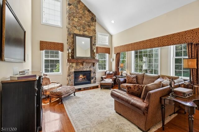 1 Jordan Ct, Washington Twp., NJ 07853