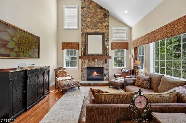 1 Jordan Ct, Washington Twp., NJ 07853