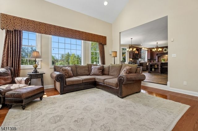 1 Jordan Ct, Washington Twp., NJ 07853