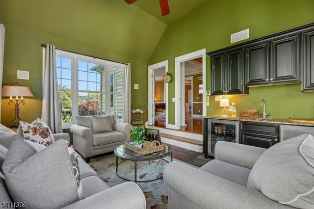 1 Jordan Ct, Washington Twp., NJ 07853