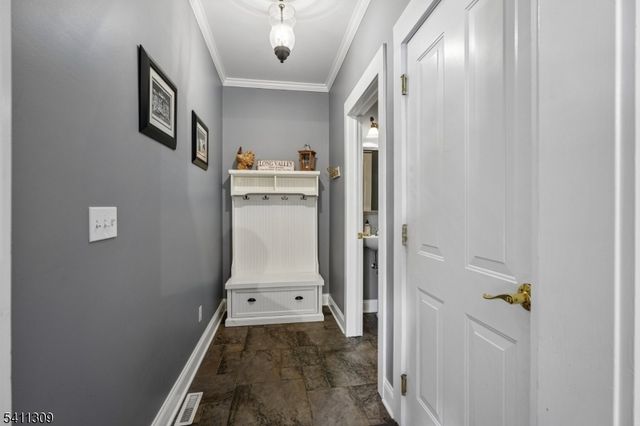 1 Jordan Ct, Washington Twp., NJ 07853