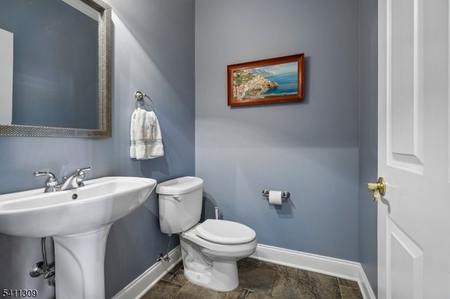 1 Jordan Ct, Washington Twp., NJ 07853