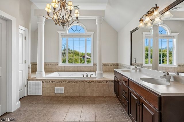 1 Jordan Ct, Washington Twp., NJ 07853