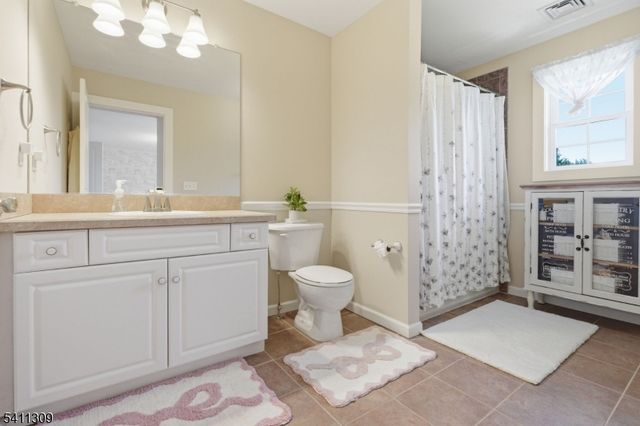 1 Jordan Ct, Washington Twp., NJ 07853