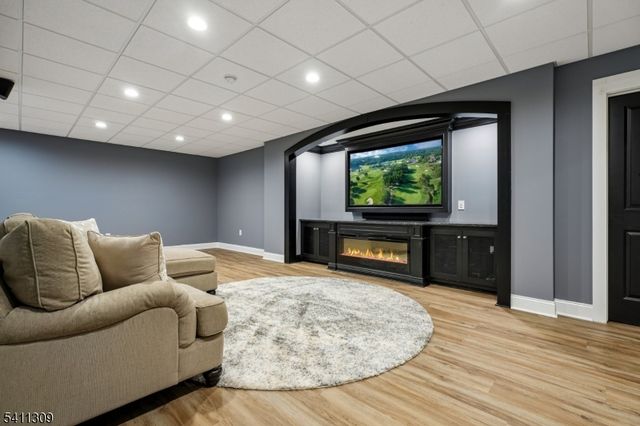 1 Jordan Ct, Washington Twp., NJ 07853