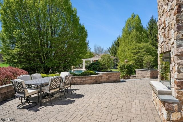1 Jordan Ct, Washington Twp., NJ 07853