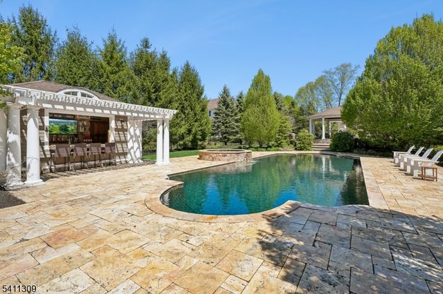1 Jordan Ct, Washington Twp., NJ 07853