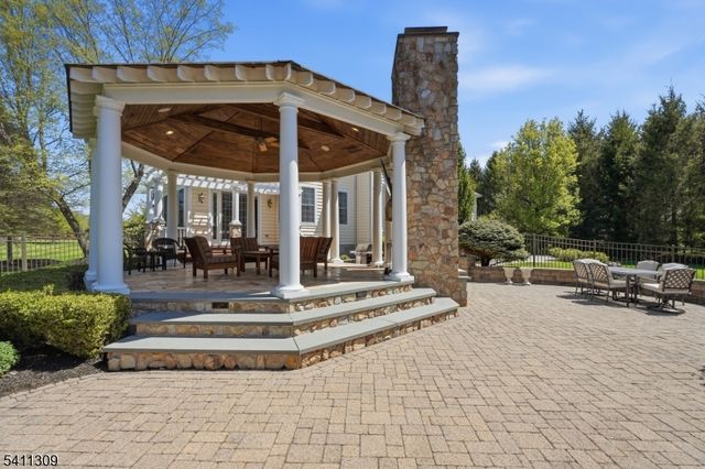 1 Jordan Ct, Washington Twp., NJ 07853