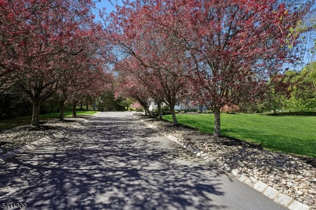 1 Jordan Ct, Washington Twp., NJ 07853