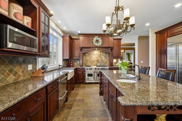 1 Jordan Ct, Washington Twp., NJ 07853