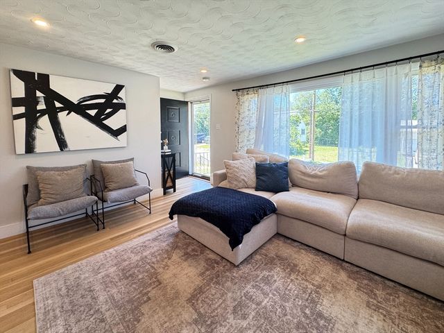 8 Francella Rd, Methuen, MA 01844