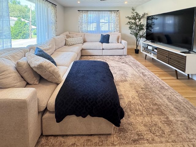 8 Francella Rd, Methuen, MA 01844