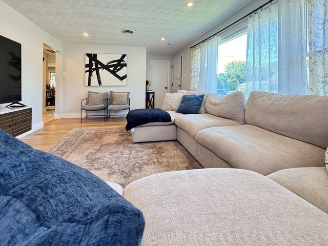 8 Francella Rd, Methuen, MA 01844