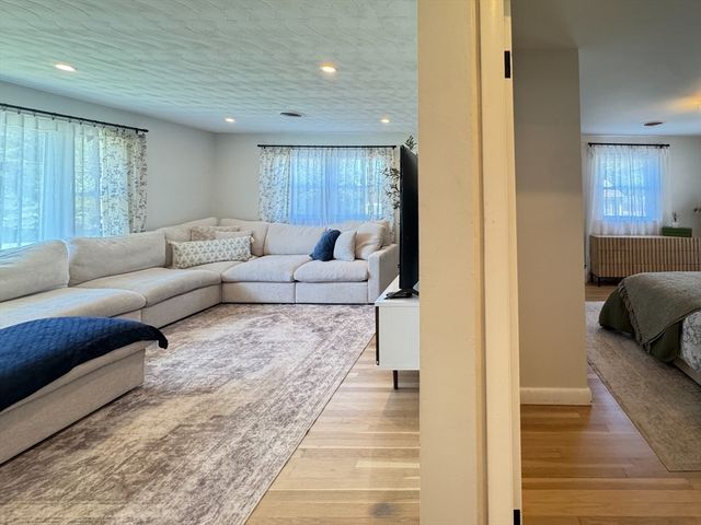 8 Francella Rd, Methuen, MA 01844