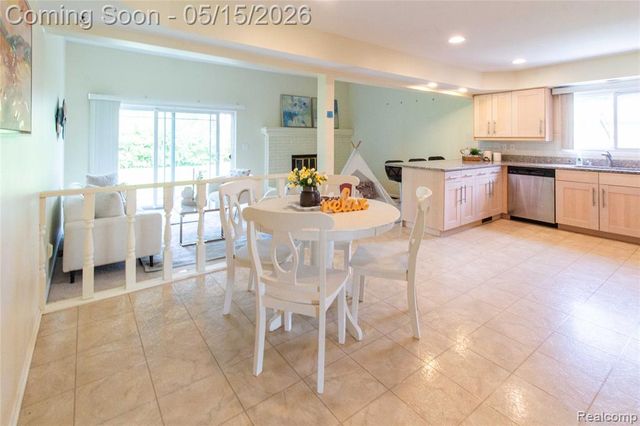 2118 Alexander Drive, Troy, MI 48083