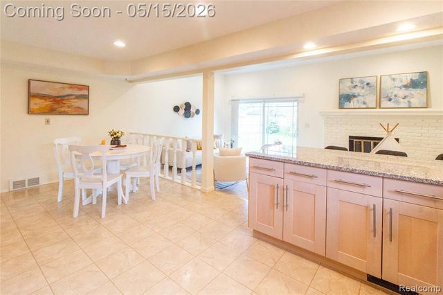 2118 Alexander Drive, Troy, MI 48083