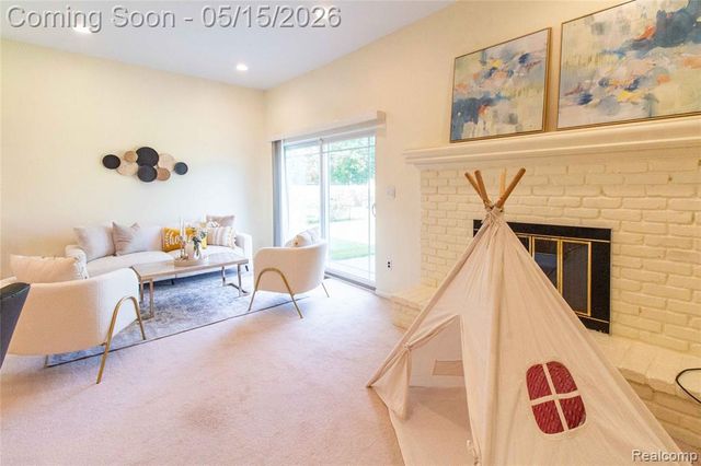 2118 Alexander Drive, Troy, MI 48083
