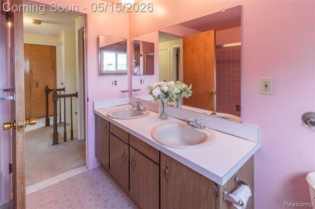 2118 Alexander Drive, Troy, MI 48083