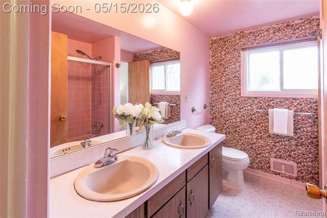 2118 Alexander Drive, Troy, MI 48083