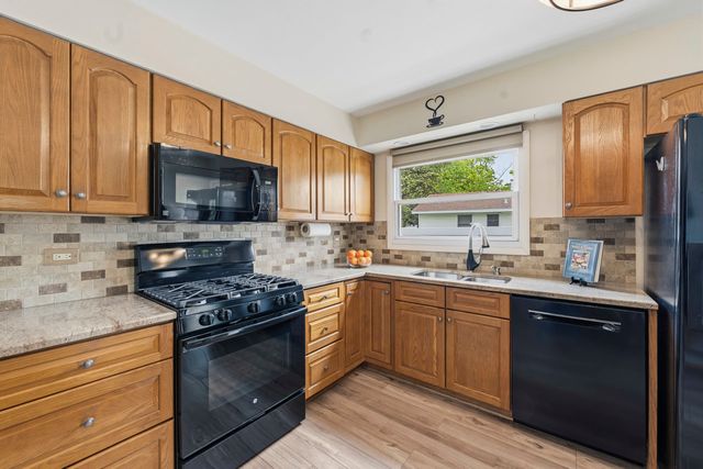 801 Delphia Avenue, Elk Grove Village, IL 60007