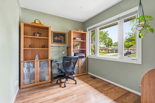 801 Delphia Avenue, Elk Grove Village, IL 60007