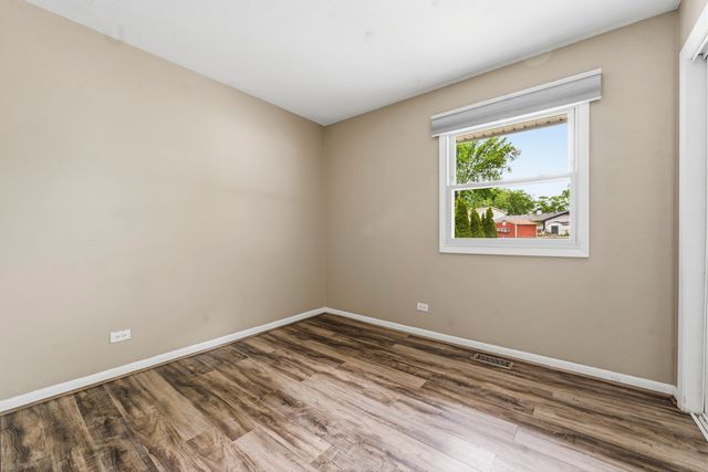 801 Delphia Avenue, Elk Grove Village, IL 60007