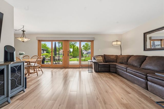 801 Delphia Avenue, Elk Grove Village, IL 60007