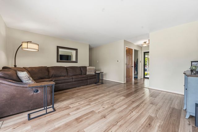 801 Delphia Avenue, Elk Grove Village, IL 60007